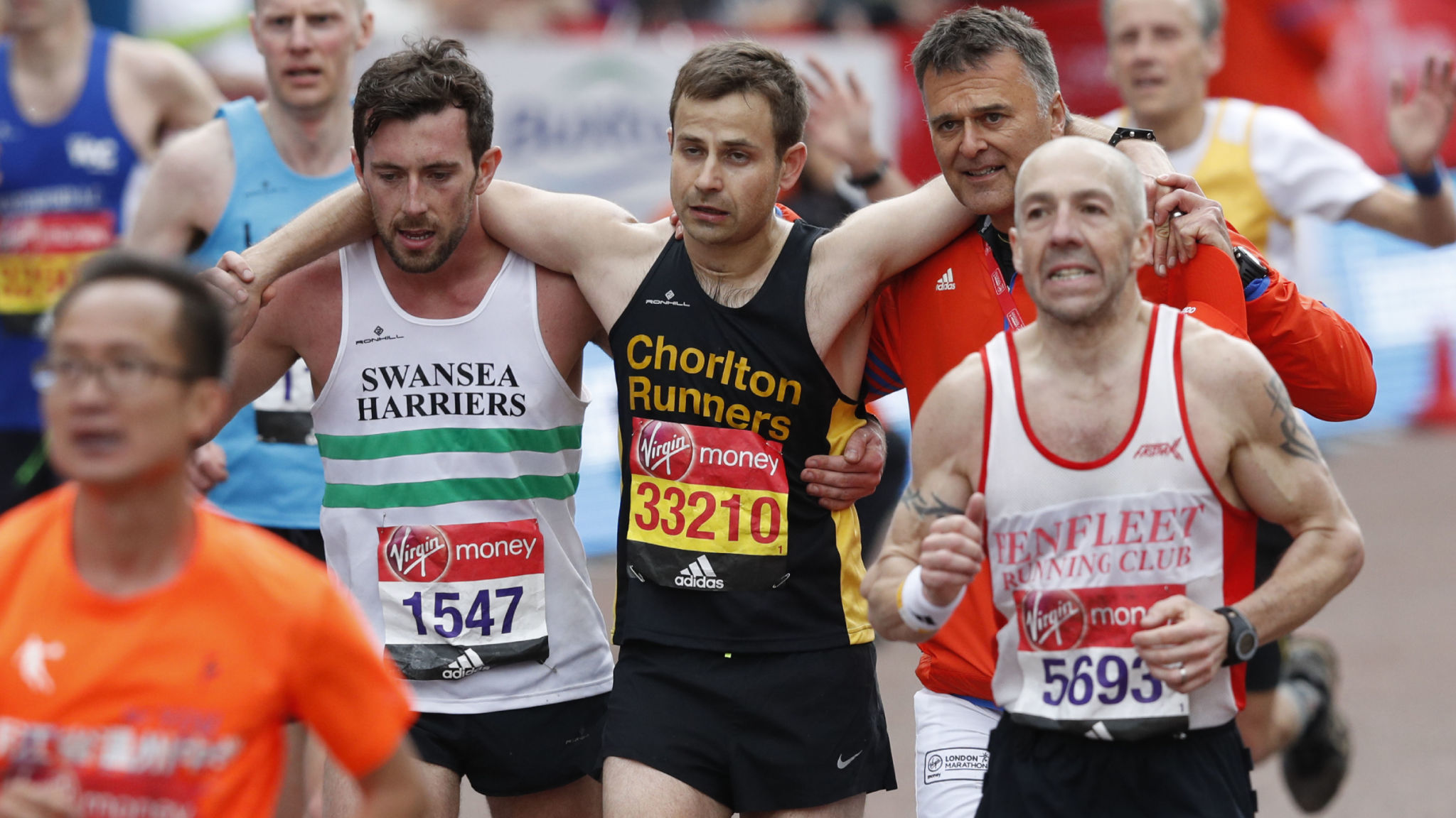 Marathon runner gives up race to help exhausted athlete cross the ...