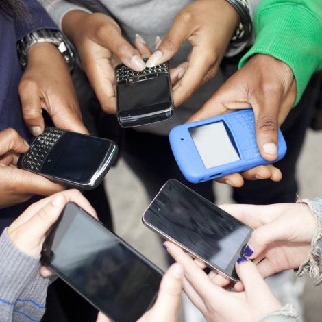 Group Smartphone - Mobile Homeless Good Samaritan Social Media Facebook Twitter