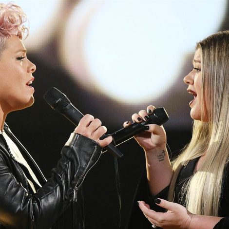 pink-kelly-clarkson-singing