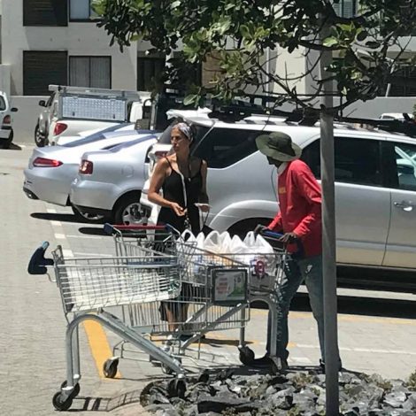 A Capetonian has inspired thousands of South Africans after performing a random act of kindness in a shopping centre parking lot on Christmas Eve.