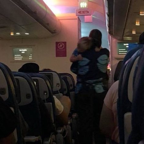Incredible Flight Attendant soothes baby so Mom can have a break