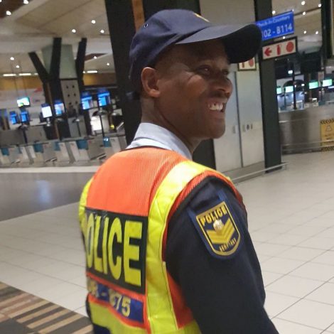 Airport policeman is going viral for his simple act of kindness.