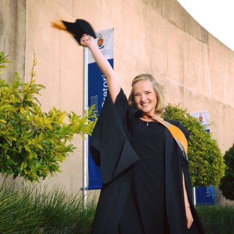 An inspirational University of Pretoria student who was diagnosed with stage 4 Hodgkin’s lymphoma has graduated Cum Laude!