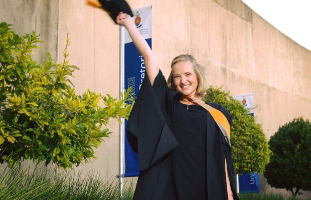 An inspirational University of Pretoria student who was diagnosed with stage 4 Hodgkin’s lymphoma has graduated Cum Laude!