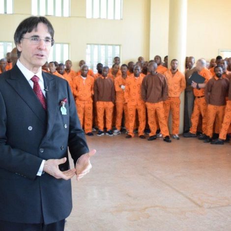 Internationally acclaimed Dr Demartini inspires prisoners at Krugersdorp Prison