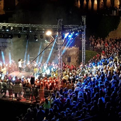 1,000 Strangers - Christians, Jews, And Muslims - Sing 'One Love' By Bob Marley