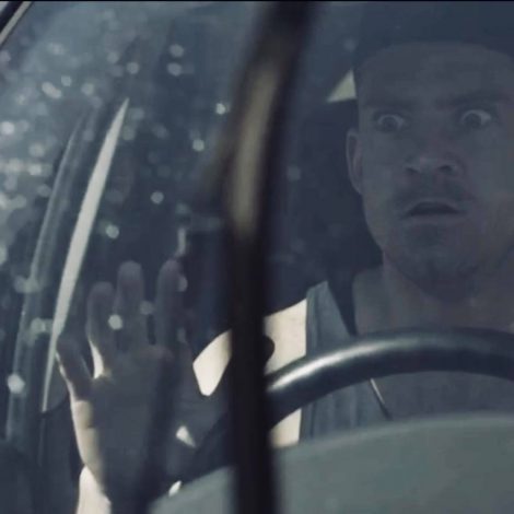 Must Watch: Man gets stuck in a hilarious window washing situation at a Joburg intersection