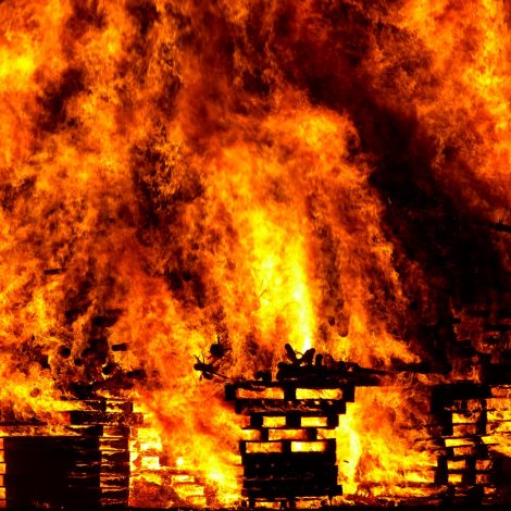 Neighbour saves entire family from their burning house. FIRE