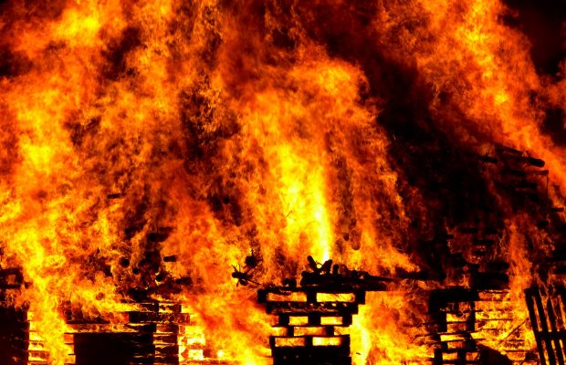 Neighbour saves entire family from their burning house. FIRE