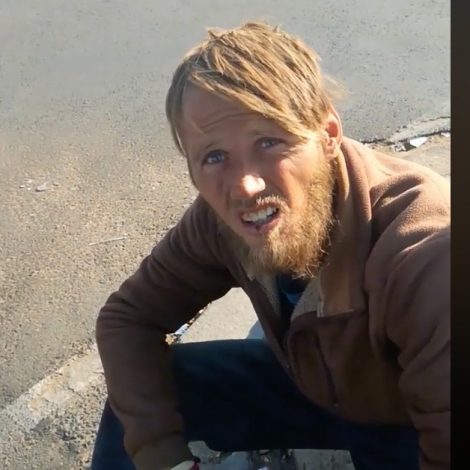 A random act of kindness by a South African man is reminding us that love knows no colour and the only was we can all rise, is by lifting up each other.