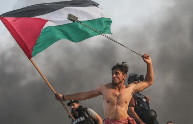 Incredible image of Palestinian protester in Gaza goes viral