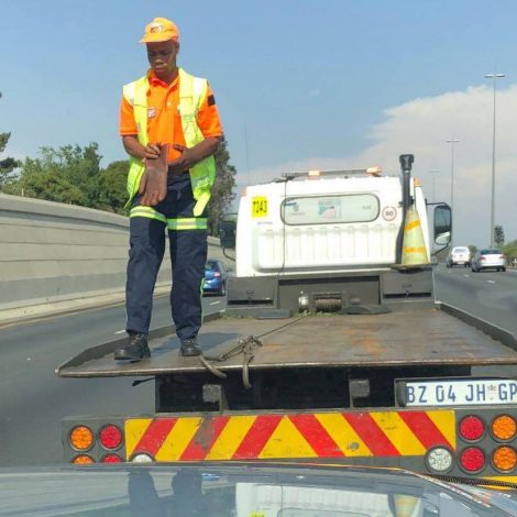 Xmas Random stranger saves mom and daughter stuck on a busy highway