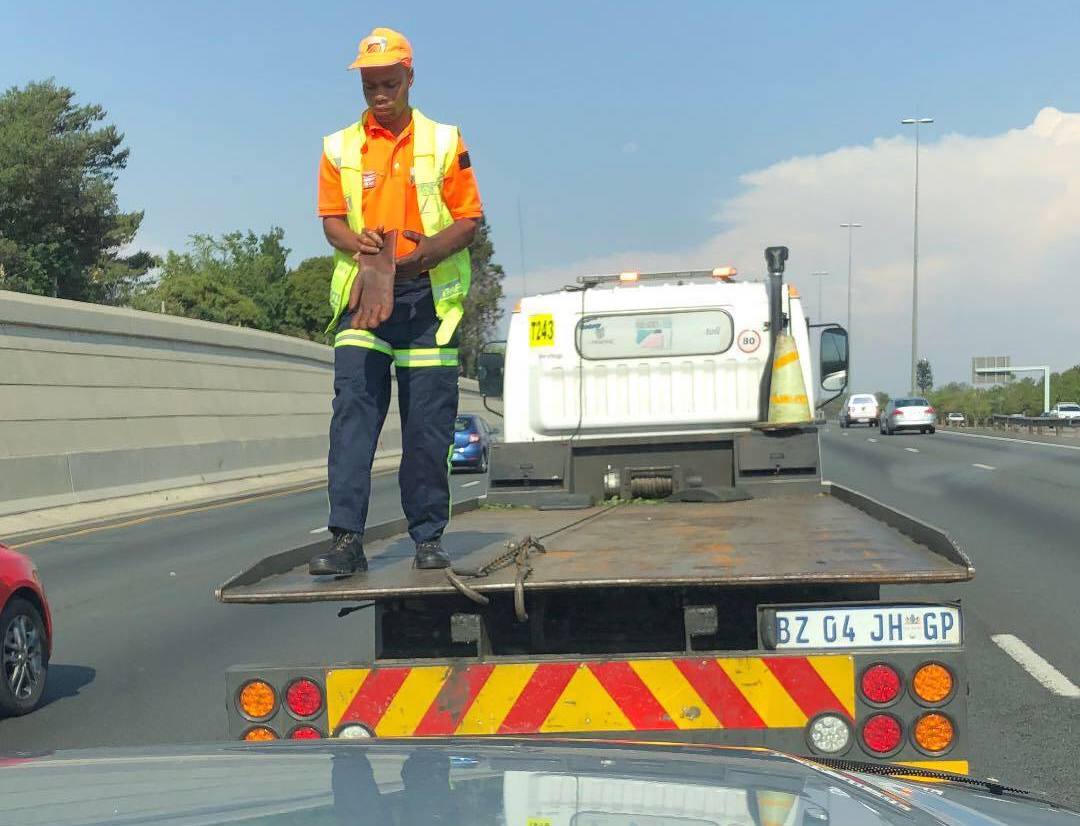 Random stranger saves mom and daughter stuck on a busy highway