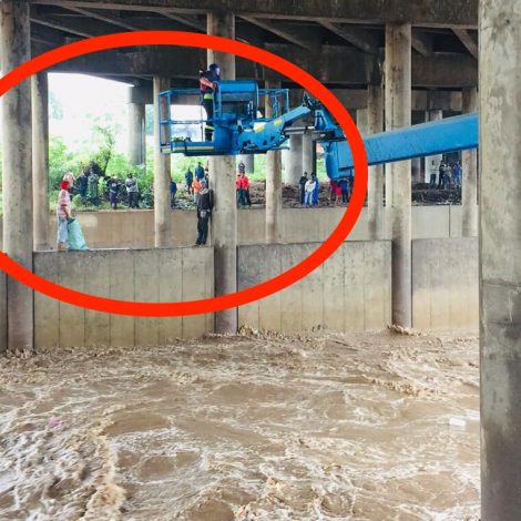 Firefighter heroes save 2 men trapped by raging Durban river