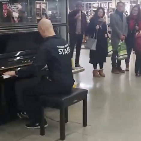 Cleaner plays Bohemian Rhapsody perfectly on a public piano!