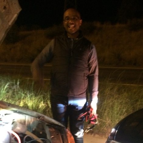 A Good Samaritan risked his life to help a woman on the side of the highway!