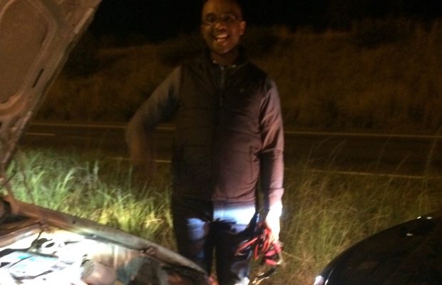 A Good Samaritan risked his life to help a woman on the side of the highway!