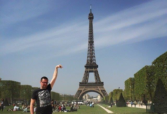 Man asked for help "touching up" a photo... Internet didn't disappoint! Eiffel Tower