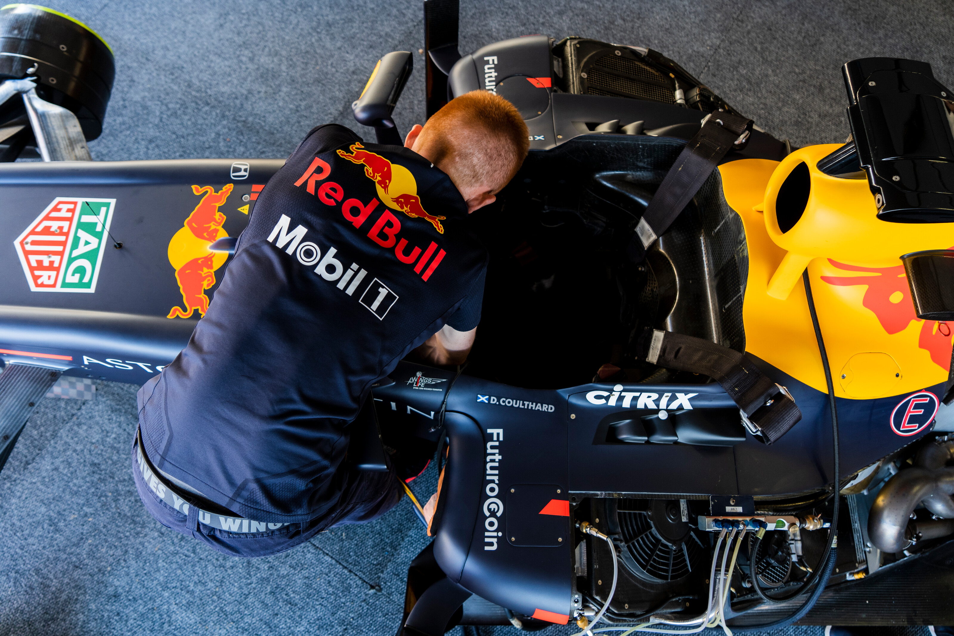 David Coulthard takes to the streets of Cape Town in the all-conquering RB7.  1