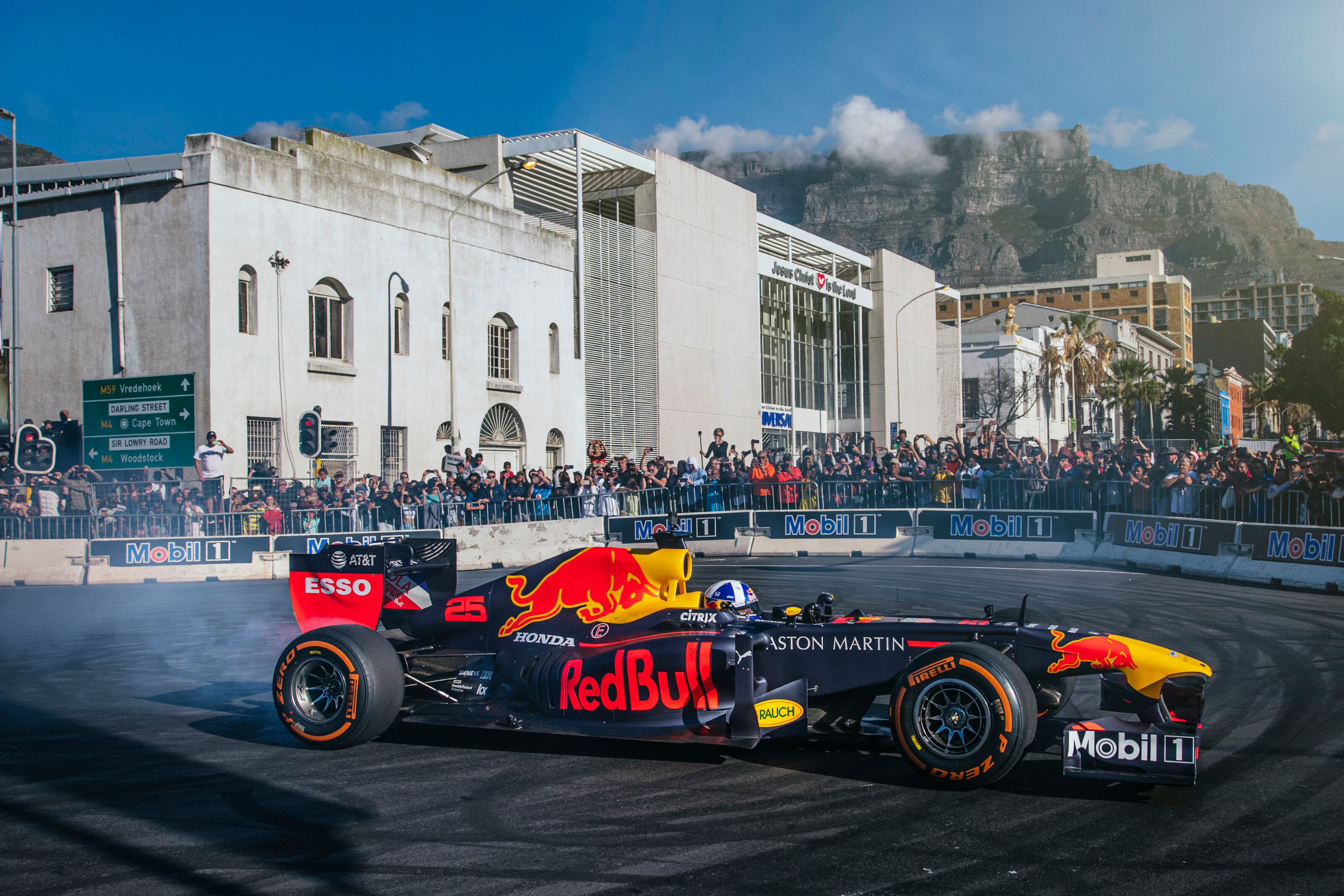 David Coulthard takes to the streets of Cape Town in the all-conquering RB7.  1
