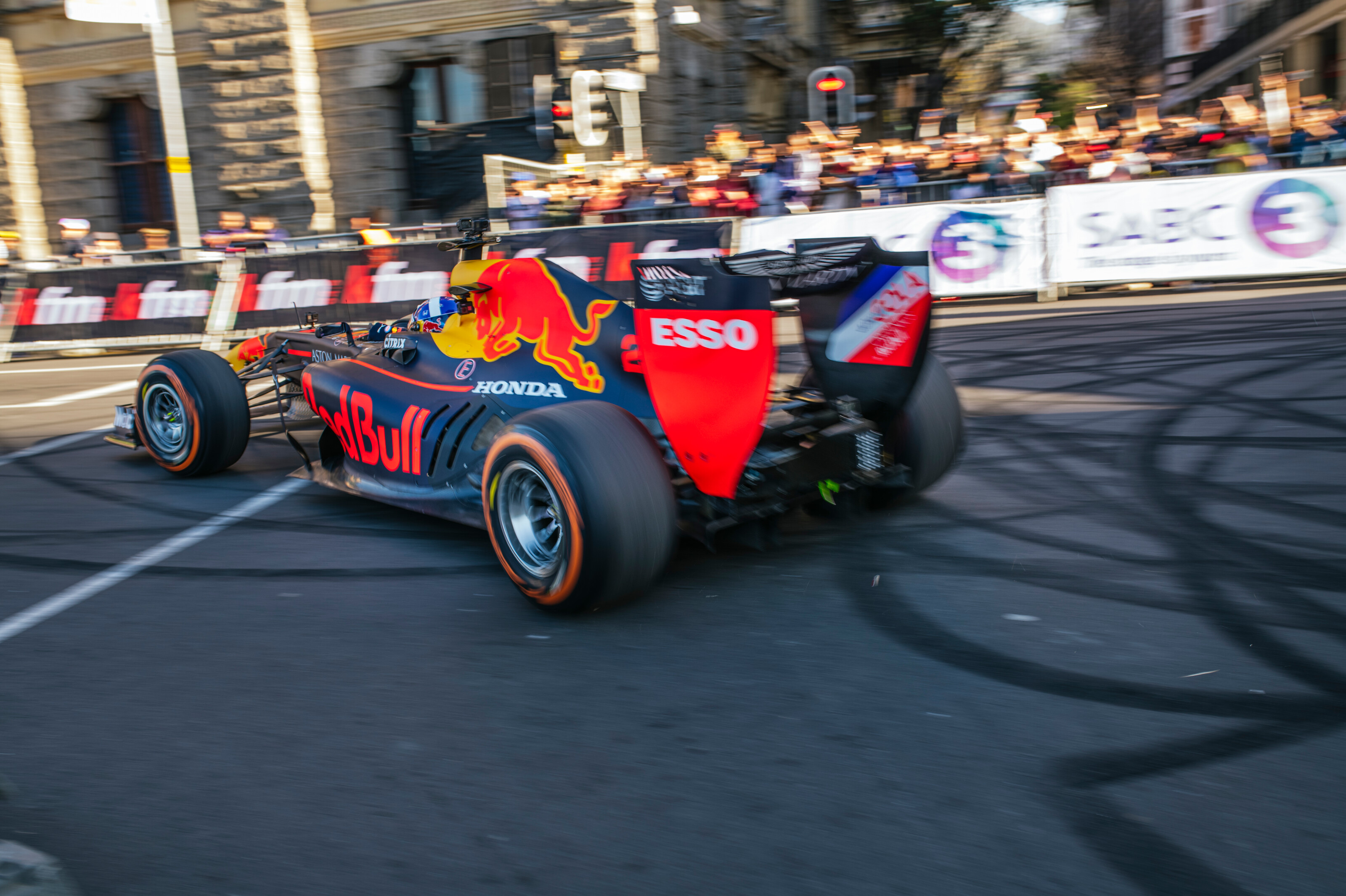David Coulthard takes to the streets of Cape Town in the all-conquering RB7.  1