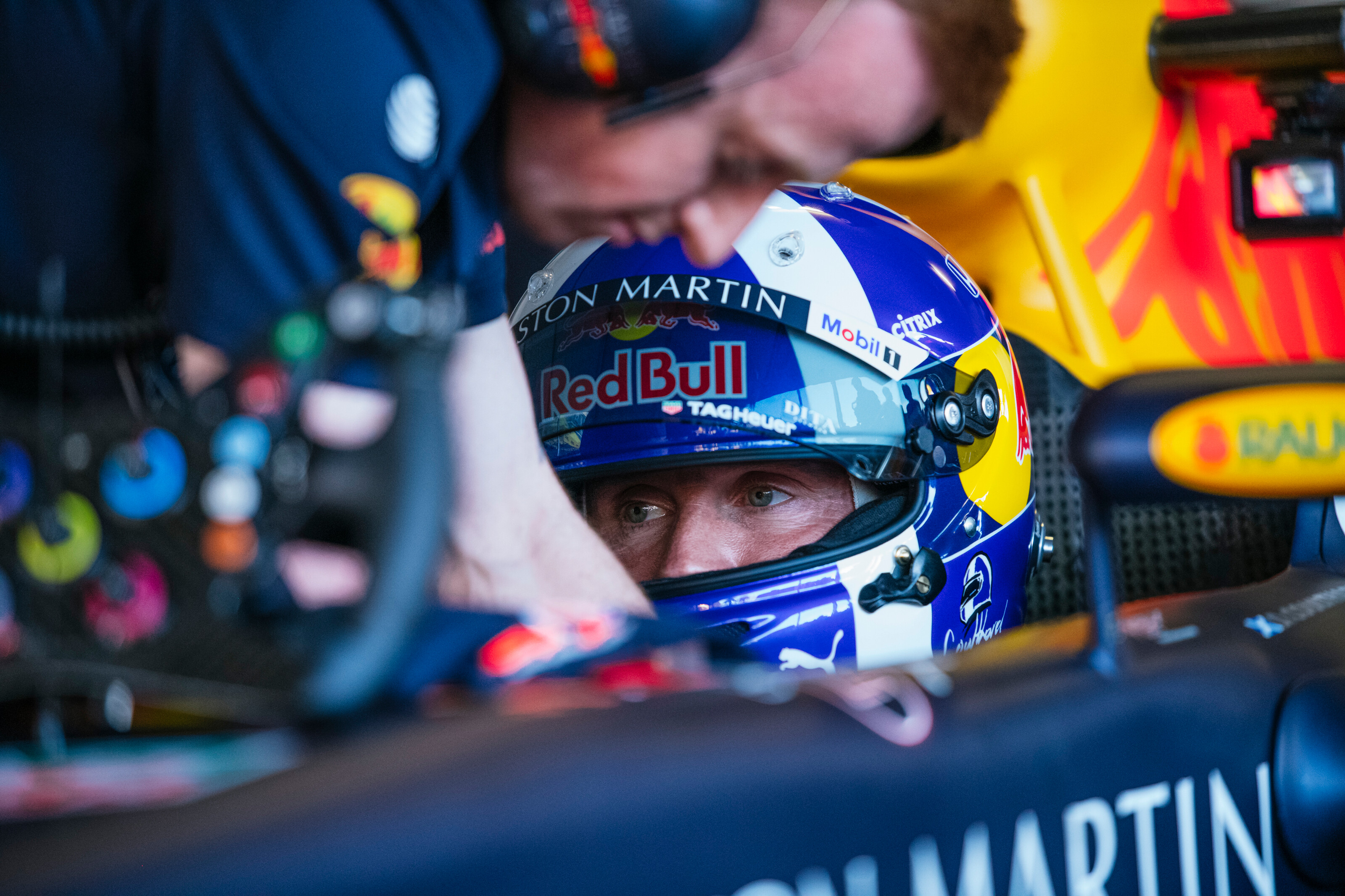 David Coulthard takes to the streets of Cape Town in the all-conquering RB7.  1