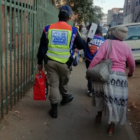A JMPD officer carrying Gogo's groceries is giving us all the feels!