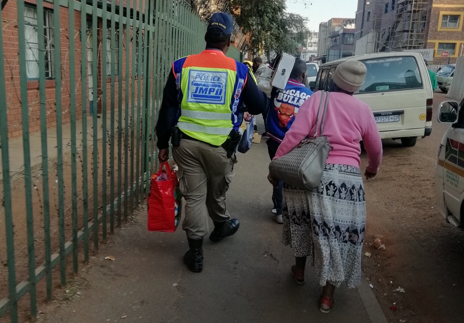 A JMPD officer carrying Gogo's groceries is giving us all the feels!