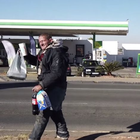 BI Phakathi Watch: Love knows no colour! South African buys a beggar food for a week.