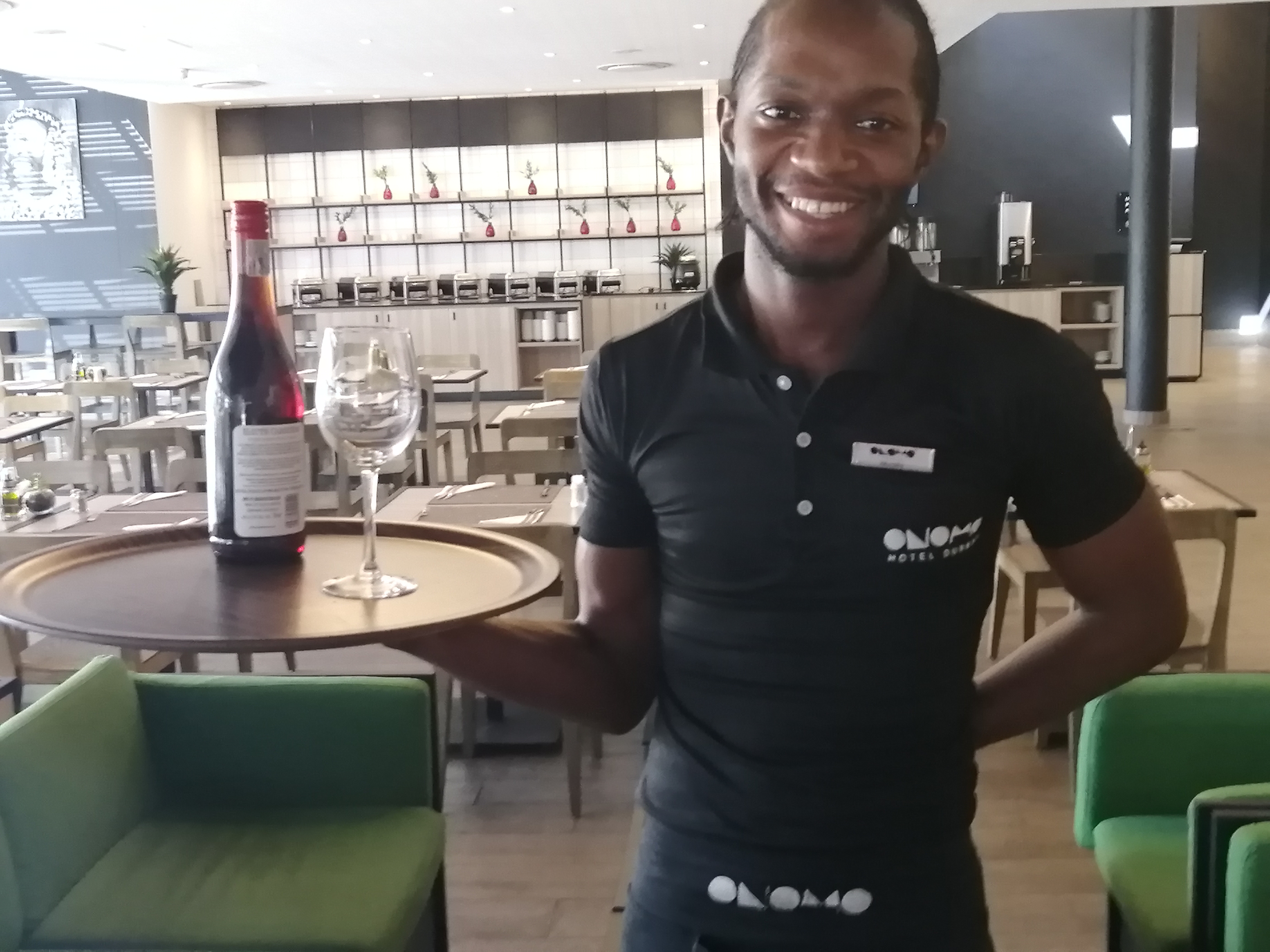 Onomo - Durban waiter receives R5000 tip; shares it with rest of team! 1