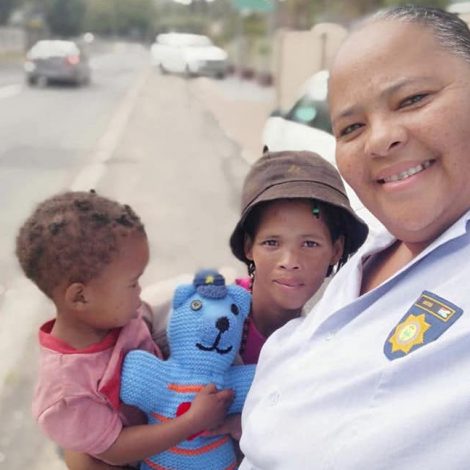 Policewoman goes viral for her Christmas act of kindness!