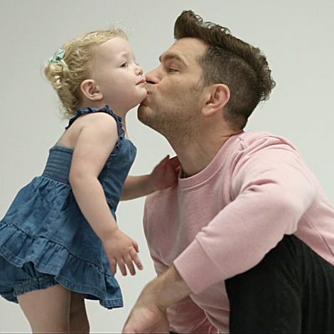 Kelly Clarkson breaks down in tears as global sensation Andy Grammer explains how his late mother requested a song from heaven featuring Ladysmith Black Mambazo.