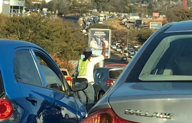 Jogger stops to direct traffic during Loadshedding - Becomes Joburg's newest hero!