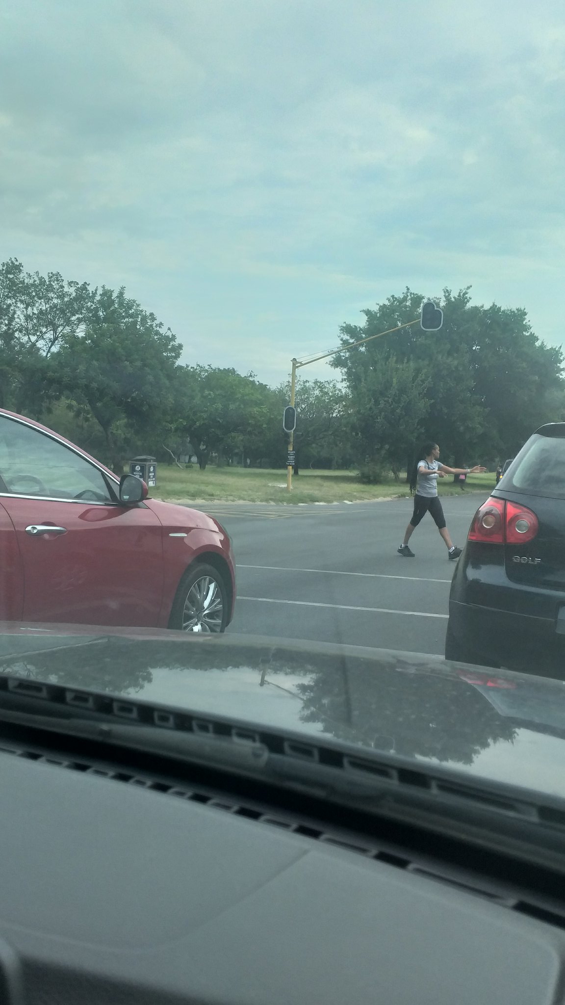 Jogger stops to direct traffic during Loadshedding - Becomes Joburg's newest hero!