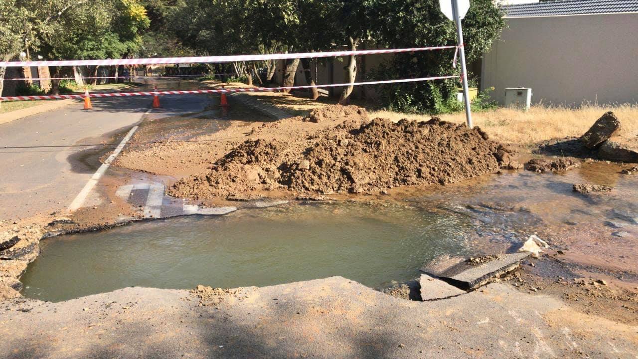 Joburg resident takes a "bath" in large sinkhole to bring attention to the problem!