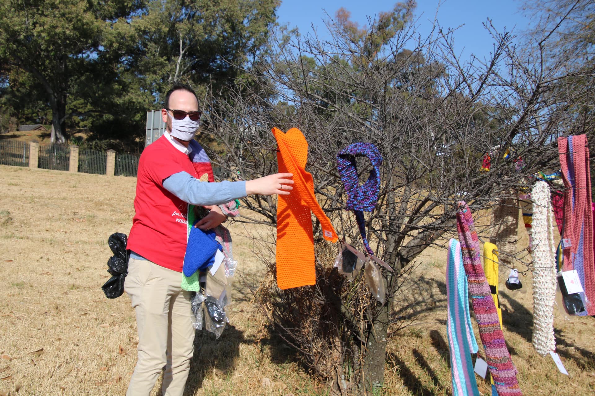 Because even in the middle of the COVID-19 pandemic, Carolyn Steyn and her KnitWits have been hard at work making sure the secret scarf mission will keep the most vulnerable warm this winter!