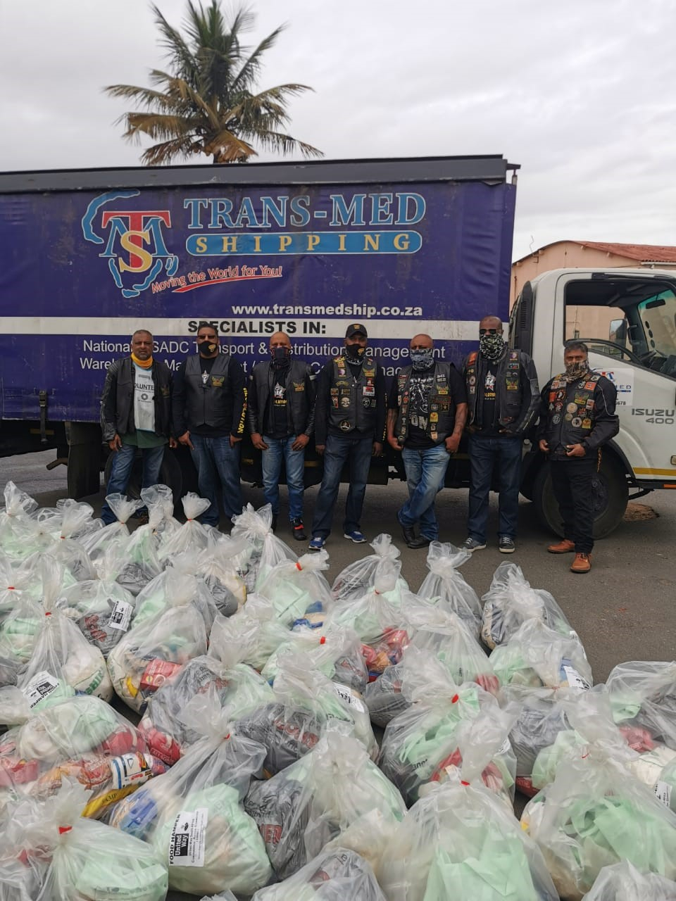 Together with the DHL Stormers and local rugby clubs, United Way South Africa distributed relief packs containing groceries and hygiene products to feed and sustain 30 000 community members. 