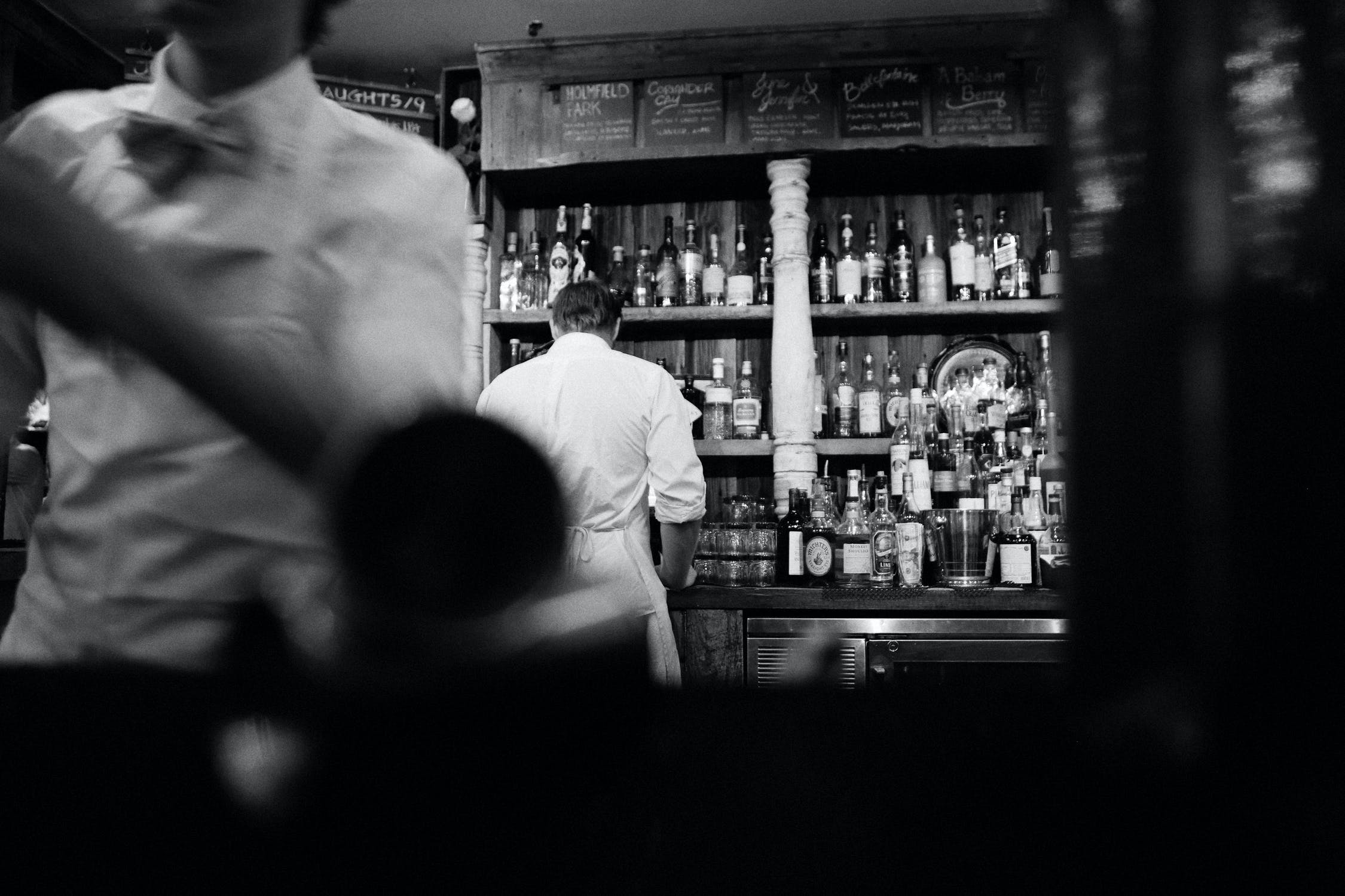 Waiter Wows Customers With Incredible Impromptu Opera Song!