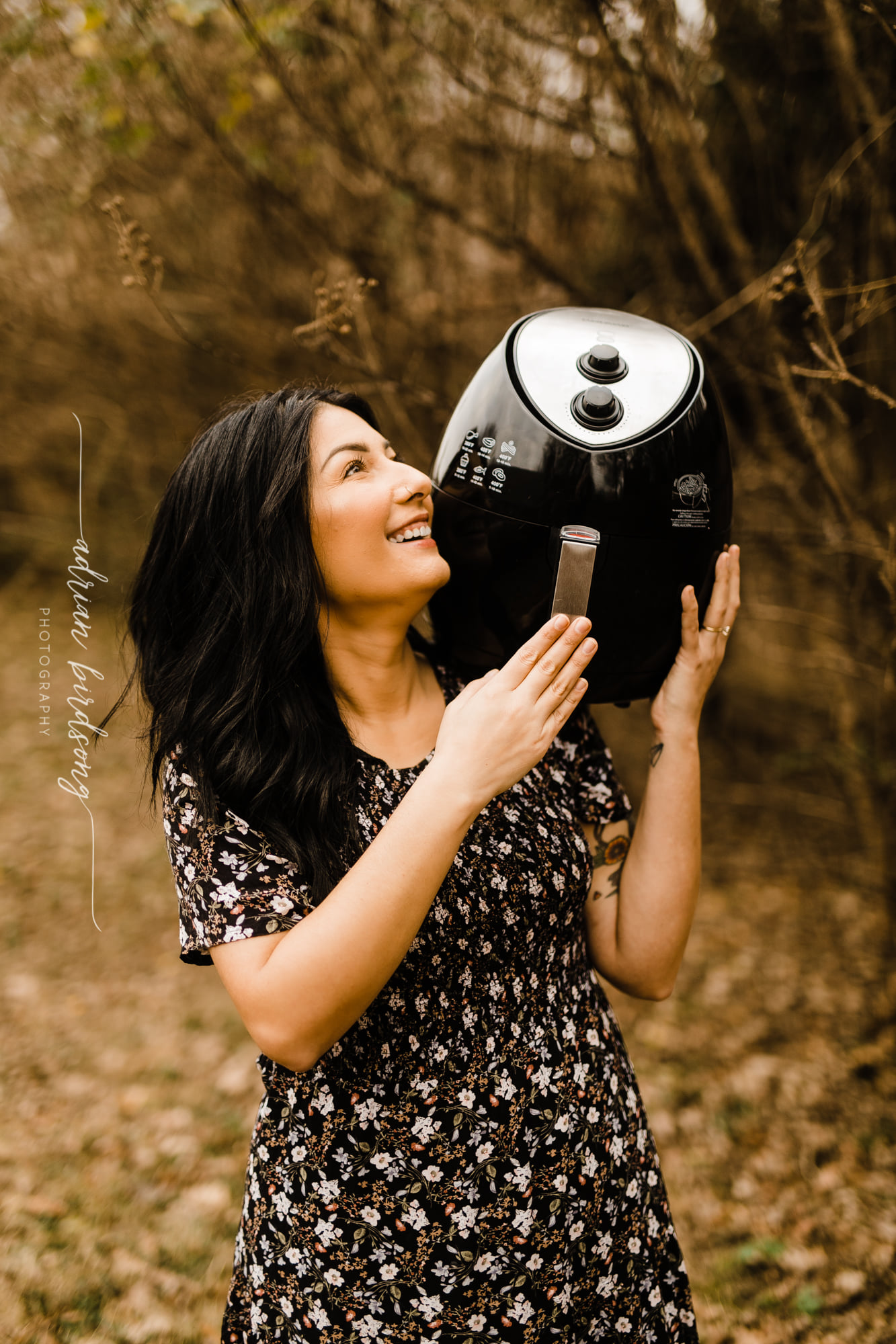 Love Is In The Air (Fryer) - Woman Goes Viral With Ridiculous Photo Shoot!