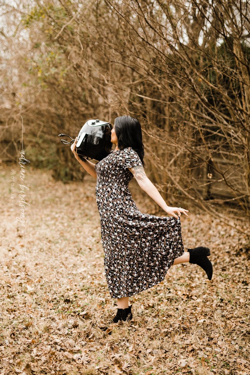 Love Is In The Air (Fryer) - Woman Goes Viral With Ridiculous Photo Shoot!