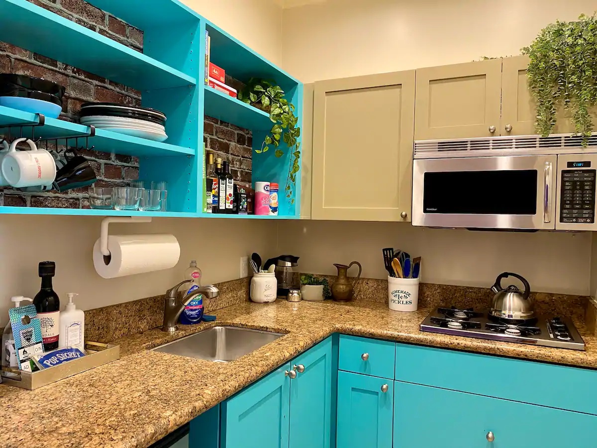 There is a FRIENDS Themed Apartment That You Can Actually Stay In!!!