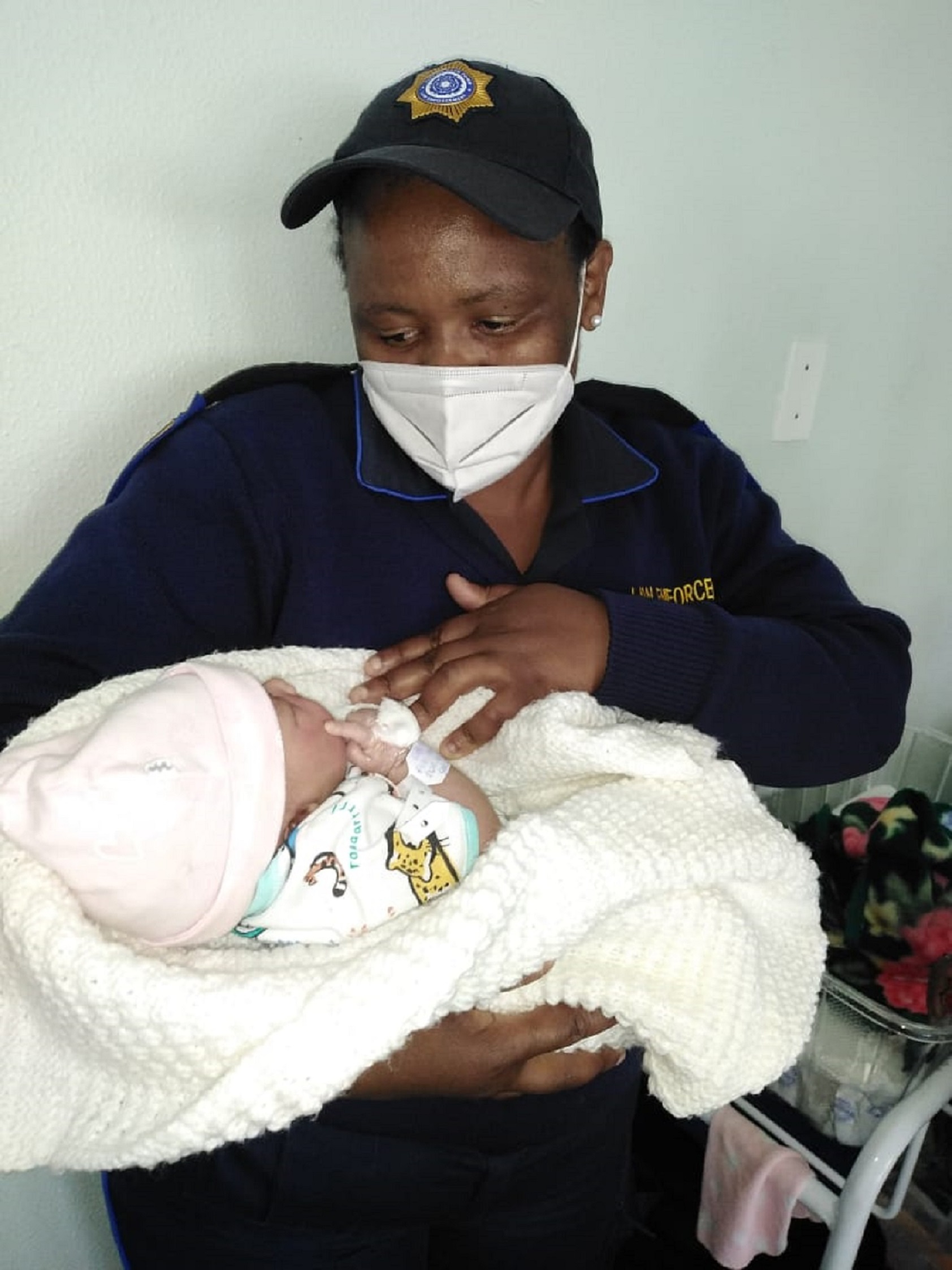 Officers And a Homeless Man Help to Deliver Baby Girl