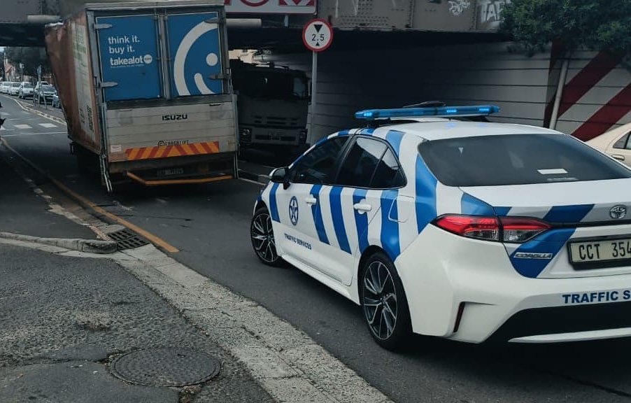 Dumb Criminals, Clever Bridge! Overpass Stops Hijacking in Its Tracks!