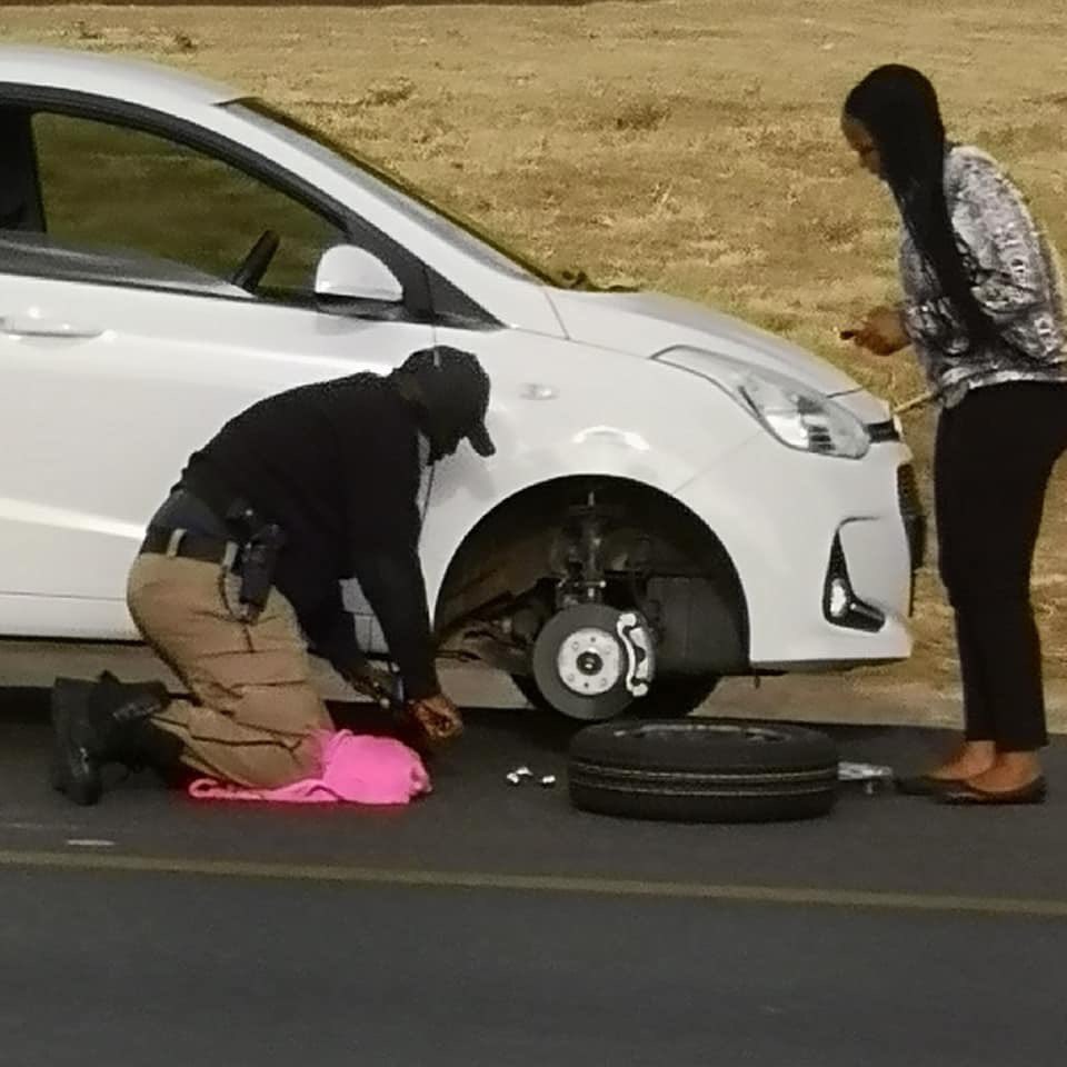 JMPD Officer Hailed as Hero for Changing Tyre on Busy Joburg Freeway