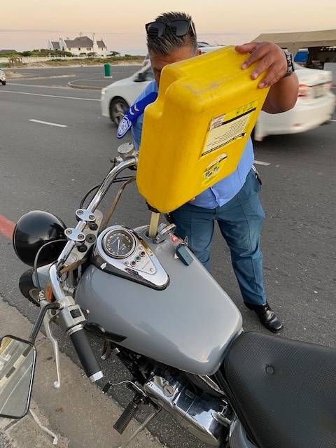 Stranded and Unsafe: Traffic Officer’s Simple Act of Kindness Sparks Gratitude