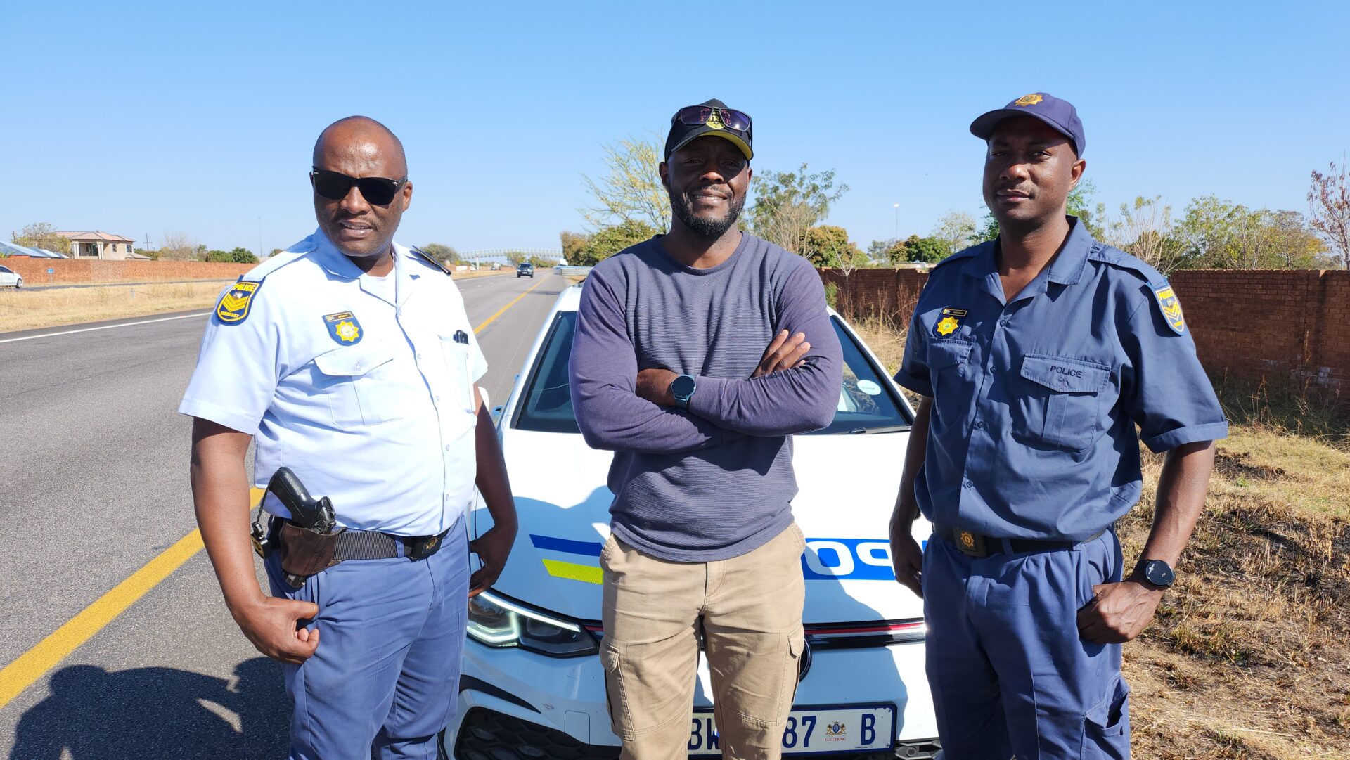 SAPS Officers and a Kind Stranger Save the Day for Stranded Couple