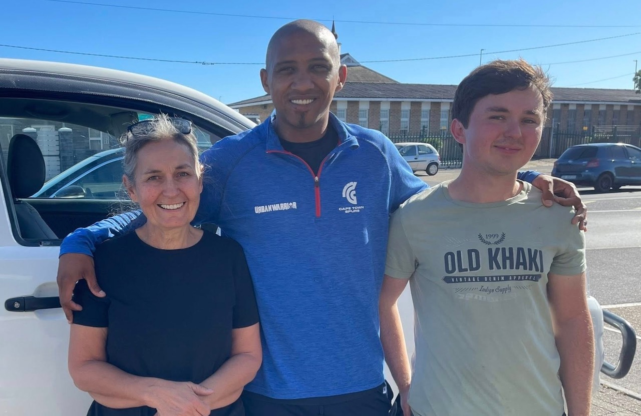 Veggie Vendors Saved by Kind Strangers on a Dangerous Stretch of Road