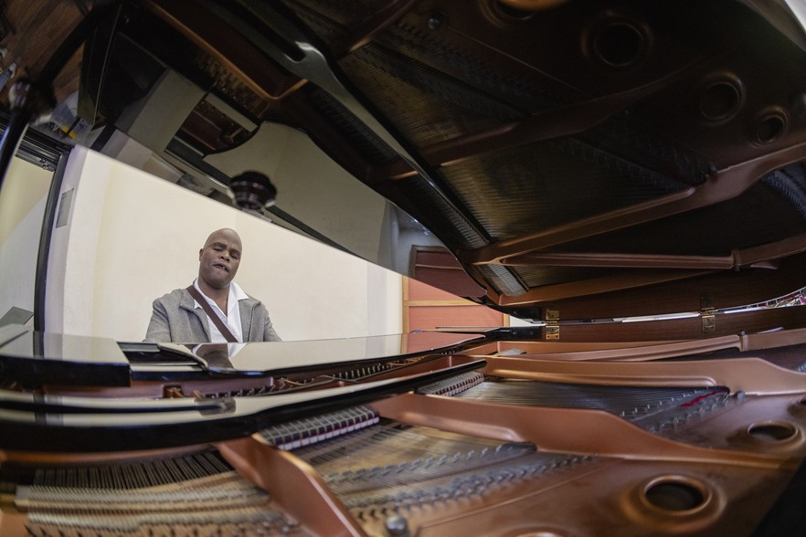 Yonela Mnana playing the piano.